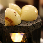 Lava-Yogan-yaki (roasted on a hot stone) domestic onions