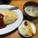 Meikaen - 明花園さん　オムライスに味噌汁と漬物付きです。