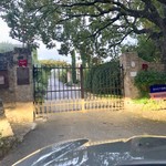 La Bastide de Moustiers - 門にはミシュランを始めとする様々なカンムリが