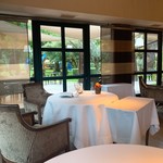 Michel Kayser Restaurant Alexandre - カーテンで明るい庭からの光を美しく調整