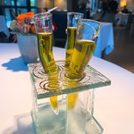 Michel Kayser Restaurant Alexandre - ②試験管をアート化したグラスに入れたオリーブオイル