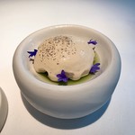 Maison Pic - ⑤ブラックカラントの葉を注入したキュウリのゼリー、ほうじ茶のキュベベ茶入りのライトクリーム