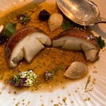 Maison Pic - ⑧秋風味、スモーク＆マリネしサッと火を通した大きなポルチーニ　ブラックベリー、松のつぼみ、ジュニパーベリー(フランスの果実)、ベルガモット添え
