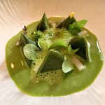 Maison Pic - ⑨生姜とベルガモットをブレンドした柔らかく軽くスモークしたバノン産クレソンのコンソメで満たされたベルランゴ(南フランスの飴)