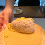 Maison Pic - 木槌で割ると、仔牛の胸腺が。