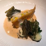 Maison Pic - ⑩赤ヒメジ、きのこのだし、ブルターニュのアワビ　スマック(香辛料)とモミの芽でスモークしたマイヤーレモン風味