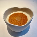 Maison Pic - ⑫デザート前のサプライズ、ブリーチーズのブリー・ド・モーとバーボンバニラの温かいホイップクリーム