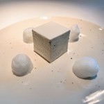 Maison Pic - ⑭白いレモンのミルフィーユ・タヒチ産バニラ・爽やかなジャスミンのゼリー・乳化したヴィチペリフェリペッパー