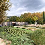 L'Oustau de Baumanière - 入口から入ると巨大な庭