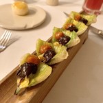 L'Oustau de Baumanière - ③庭で採れたズッキーニの花のクリスピー、黒ニンニクとバスクのジュ