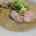 三ん寅 - 味噌ラーメン850円。すみれと比べると茶色くない