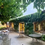 L'Oustau de Baumanière - 美しい緑に包まれた朝食会場