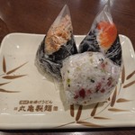 丸亀製麺 - 鮭おむすび(140円)明太子おむすび(140円)菜めし梅(90円)