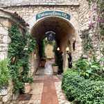 La Chevre d’Or - 入口には５つ星ホテルの称号