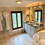 La Chevre d’Or - 部屋は二階建てで1階のバスルームからも絶景