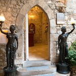 La Chevre d’Or - 物々しい受付棟の入口