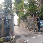 La Chevre d’Or - 荘厳な門