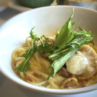 グランカフェ - ◆ベビーホタテのクリームパスタ、水菜添え・・量は4～5口程度。 クリームソースは少し甘めですが胡椒をかけると丁度いいですね。 細かく刻んだベーコンがたっぷり入っていました。