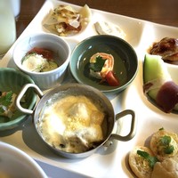 グランカフェ - ◆私はこんな感じで。前菜的な品を多めに・・ 「オマールとキャビア、香草添え」「スモークサーモンとチーズのクレープ添え」「白身魚のブランダードと蟹のサラダ、グレープフルーツ添え」、この3種は小さな容器に入っていて、どれも美味しい。 「牛肉とジャガイモのペニエ」「豚ヒレカツとトマトとチーズ焼き」・・どちらも一口サイズで、お味は普通。