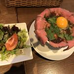 肉とチーズ ハンドピック - はみ出し肉のローストビーフ丼とサラダ