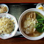 四川料理 江湖 - ワンタン麺+半炒飯セット・・・こちらもボリューム満点。