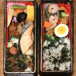 Seijou Ishii - 焼鮭＆梅おかかご飯 498円 (写真左),
                        鶏黒酢あん＆わかめご飯 498円 (写真右)
                        2019年11月29日夜