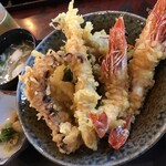 うおたけ鮮魚店やけんど 海鮮どんや - 天丼（上）
            旬の地魚やイカ、野菜…有頭海老が２尾付いてます♪
            吸物・漬物・小鉢付き