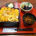 Kirakutei - かつ重お味噌汁、小鉢、漬物付き）（1,000円）