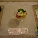 カクテルグラスに入ったサラダ？