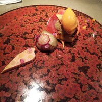 クラフタル - 一品目。左から 鴨フォアグラテリーヌ、葡萄をまとった鴨フォアグラムース、鵞鳥フォアグラソテーと柿ソルベを乗せたフレンチトースト。