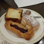 Cafe de l’abbye - ビュッフェのパン