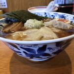 麺家 喜多楽 - 支那そば ワンタン入
            ワンタンダブル 肉増し
            横から