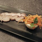 ラトリエケー - チャーム　鶏ハムとウフマヨのキャロットラペ乗せ