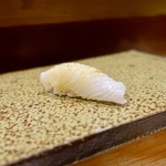 鮨匠 のむら - ［2019/10］寿司② すじあらの握り 別名・沖縄三大高級魚といわれるアカジンミーバイ