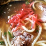 芭蕉庵 - ソーキそばに紅生姜とコーレーグースを入れました