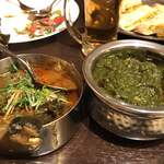 アロマズ オブ インディア - ブラックチキンとサグチキン