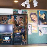 志賀坂 - 店内のレトロなポスター