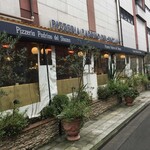 ピッツェリア パドリーノ・デル・ショーザン - お店の外観です。テラス席は冬のためシートで囲われています。