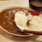 トンテキ食堂8 - ライスカレー(800円)+目玉焼き(100円)