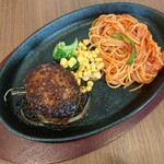 Cafe Charme - ハンバーグナポリタン　ハーフ　100ｇ　1,280円+税