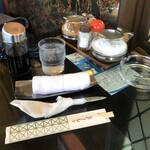 Shato Kuwana - お冷、おしぼり、ソース、テーブルセット