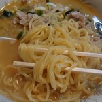 鳳華 - 味噌ラーメン700円　麺アップ