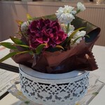 レ・スリジェ - テーブル席には生のお花で癒されます☺️