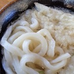 長住うどん - 麺アップ。若干のコシ感あり。