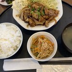 笑喜屋味所 - 奥のお漬物サービスコーナーに5、6種とふりかけもあります。