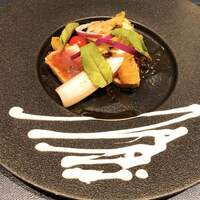 キハチ 名古屋JRセントラルタワーズ店 - ビンチョウ鮪の叩き風マリネ トマトとオレンジのサラダ 