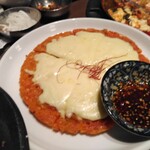 ハヌリ 新橋店 - チーズチヂミ、熱々でチーズも凄く伸びて、全然切れないから持った手を離せなくて火傷しかけました(´▽｀；)ゞ