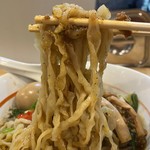 川の先の上 - 麺はピロピロの平打ち縮れ麺です