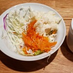 ステーキ屋 松 - 人参とポテトサラダ