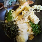 本格手打うどん 大河 - 大河盛ぶっかけ（とり・海老・ちくわを全部乗せ）1,230円（税込）